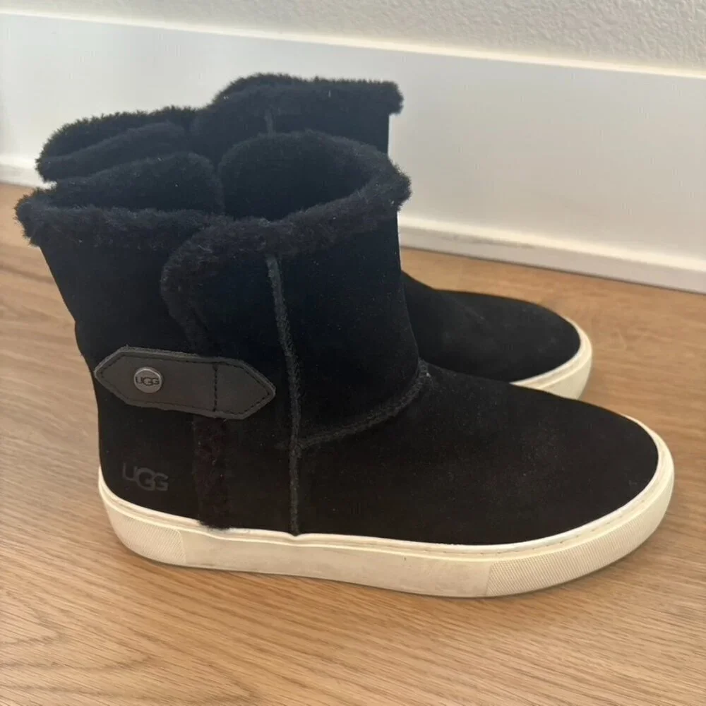 ** Ugg Womens Priya Plush Sneaker 1109632 Black Wool Round Toe Winter Boots 8